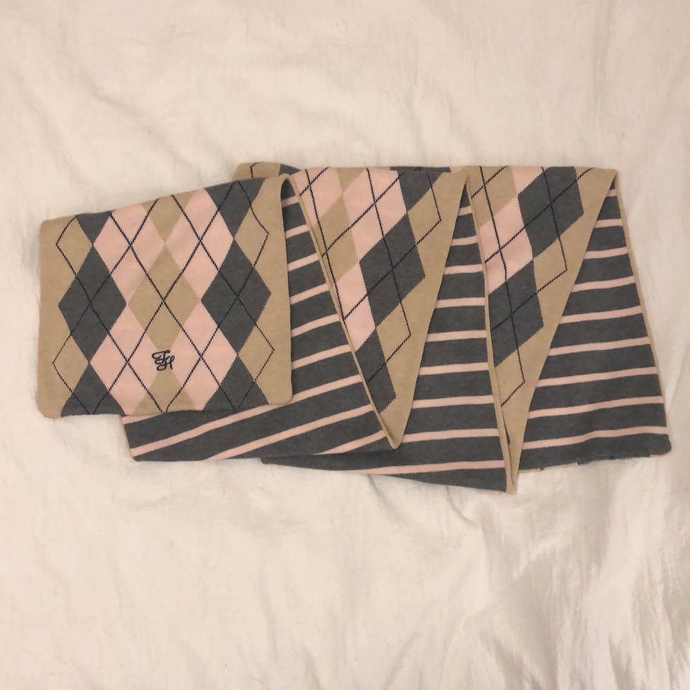 Reversible Tommy Hilfiger scarf